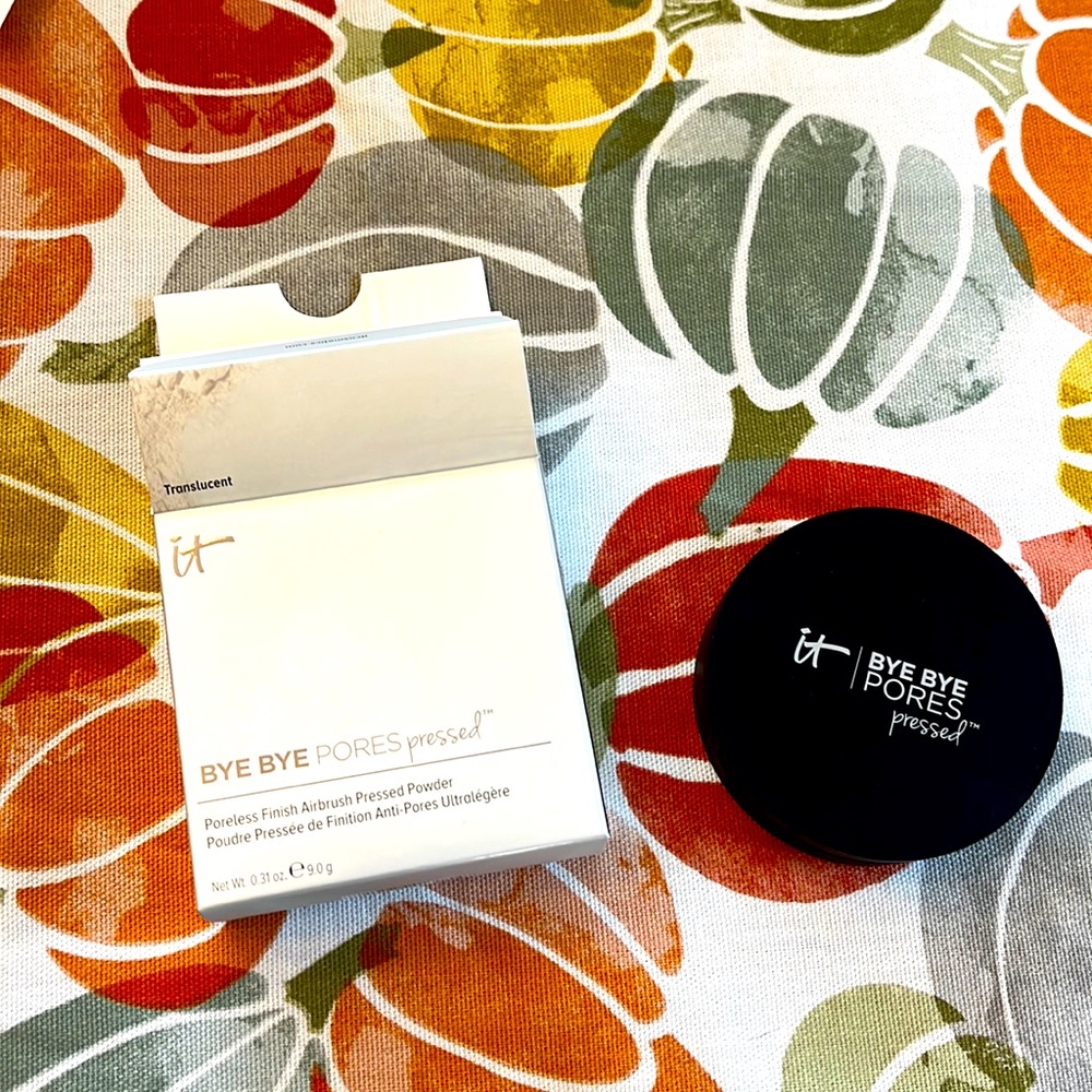 IT Bye Bye Pores pressed. Poreless finish airbrush pressed powder.
